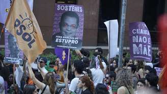 Manifestantes protestam contra projeto de lei que equipara aborto a homicídio em SP