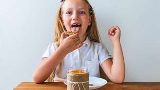 Comer pasta de amendoim quando criança pode evitar alergias