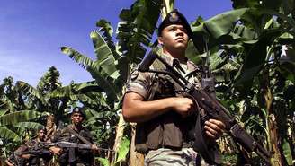 Soldados colombianos patrulhando uma plantação de banana em 2000