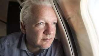 Julian Assange dentro do avião