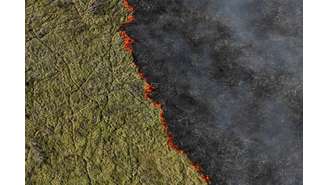 Uma visão de drone mostra fumaça subindo de um incêndio no Pantanal, a maior área úmida do mundo, em Corumbá, estado de Mato Grosso do Sul, Brasil, 10 de junho de 2024. 