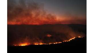 Uma visão de drone mostra fumaça subindo de um incêndio no Pantanal, a maior área úmida do mundo, em Corumbá, estado de Mato Grosso do Sul, Brasil, 12 de junho de 2024.