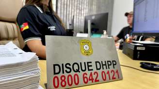 Placa divulga telefone do Departamento Estadual de Homicídios e Proteção à Pessoa (DHPP) no Rio Grande do Sul