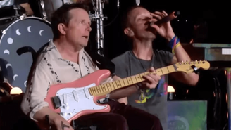 Michael J. Fox toca guitarra em show de Coldplay 