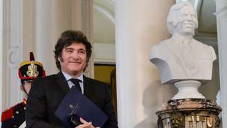 Javier Milei inaugurou um busto de Carlos Menem na Casa Rosada