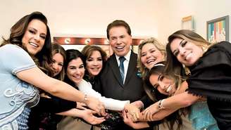 Silvio Santos com a esposa e as seis filhas