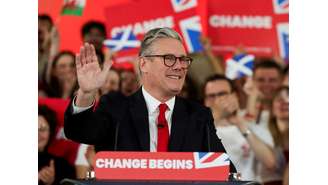 Keir Starmer, líder do Partido Trabalhista britânico, reage ao falar em uma recepção para comemorar sua vitória nas eleições, na Tate Modern, em Londres, Grã-Bretanha, 5 de julho de 2024.