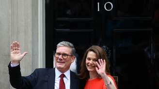 Keir Starmer, novo primeiro-ministro britânico, posou brevemente para fotos do lado de fora do número 10 da Downing Street com a esposa Victoria