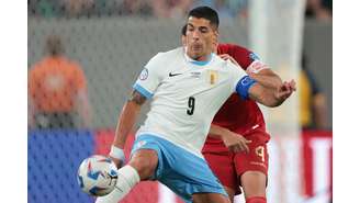O atacante uruguaio Luis Suarez (9) joga a bola na frente do zagueiro boliviano Luis Haquin (4) durante o segundo tempo da partida da Copa América no MetLife Stadium.