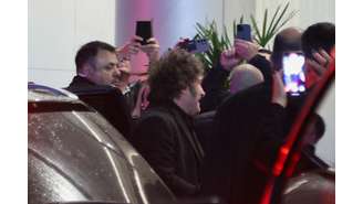 O presidente da Argentina, Javier Milei, sai de um carro ao chegar a um hotel em Balneário Camboriú, Santa Catarina, Brasil, 6 de julho de 2024.