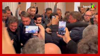 Milei é recebido por Bolsonaro e apoiadores em evento conservador em SC