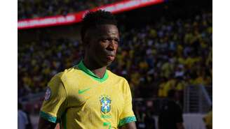 O atacante brasileiro Vinicius Junior (7) sai de campo durante o intervalo contra a Colômbia, no Levi's Stadium