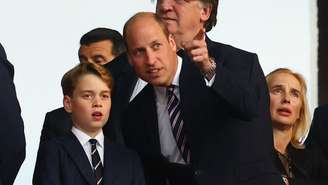 Principe William conversa com George durante a final da Eurocopa 