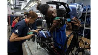 Trabalhadores montam uma scooter na fábrica da Vedca em Havana 