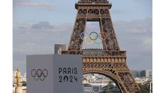 Os anéis olímpicos são exibidos na Torre Eiffel antes do evento - 22 de julho de 2024