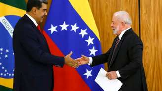 O presidente Luiz Inácio Lula da Silva (dir.) recebe o presidente da Venezuela, Nicolás Maduro, no Palácio do Planalto