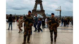 Soldados franceses armados patrulham a praça Trocadero como parte da segurança "Vigipirate" perto do Estádio da Torre Eiffel, da Arena Champ de Mars e dos locais do Grand Palais Ephemere