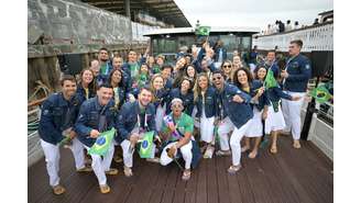 Time Brasil faz festa em barco na cerimônia de abertura da Olimpíada de Paris