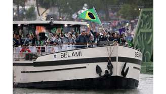 As delegações nacionais passaram pelo Rio Sena em barcos.
