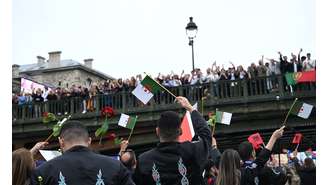 Argelinos com flores durante cerimônia de abertura de Paris-2024