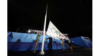 A bandeira olímpica é hasteada na Place du Trocadero durante a cerimônia de abertura dos Jogos Olímpicos de Paris 2024