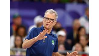 Olimpíadas Paris 2024 - Vôlei - Rodada Preliminar Masculina - Grupo B - Itália x Brasil - South Paris Arena 1, Paris, França - 27 de julho de 2024. O técnico do Brasil, Bernardo Rezende, reage durante a partida. 