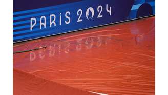 Mau tempo e chuva alagam quadras e cancelam partidas de tênis de brasileiras