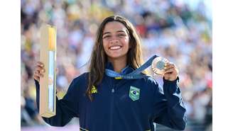 Paris, França - 28 de julho de 2024. A medalhista de bronze, Rayssa Leal, do Brasil, posa com sua medalha enquanto comemora no pódio.
