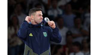 Arena Champ-de-Mars, Paris, França - 28 de julho de 2024. O medalhista de prata Willian Lima, do Brasil, comemora no pódio. 