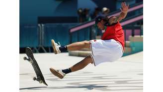 Skatista Gustavo Ribeiro cai após ser atrapalhado por câmera na Olimpíada