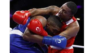 Abner Teixeira (de azul) sofreu derrota em estreia dos pesos-pesados e se despede dos Jogos de Paris