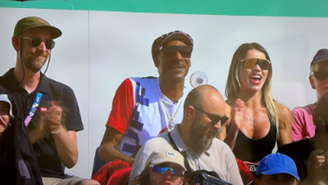 Leticia Bufoni ao lado de Snoop Dogg durante a final do skate street masculino nos Jogos Olímpicos de Paris