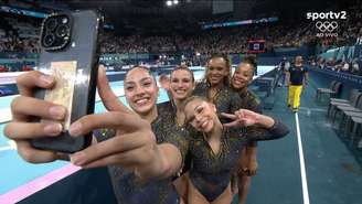 'Selfie' das medalhistas da ginástica viraliza por detalhe inusitado: 'Puro suco de Brasil'