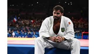 Arena Champ de Mars, Paris, França - 31 de julho de 2024. Rafael Macedo do Brasil reage após perder luta contra Maxime-Gael Ngayap Hambou da França