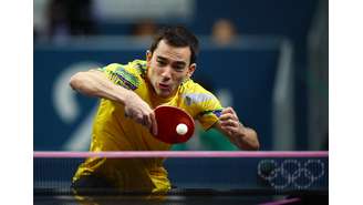 Hugo Calderano em ação nas quartas de final do tênis de mesa
