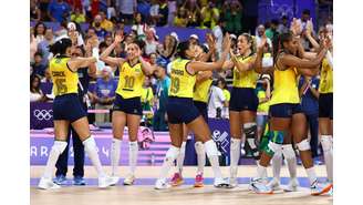 Jogadoras celebram vitória no vôlei feminino 