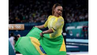 Rebeca Andrade com a bandeira do Brasil após conquista da medalha de prata