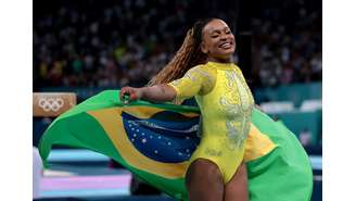 Rebeca Andrade com a bandeira do Brasil após conquista da medalha de prata