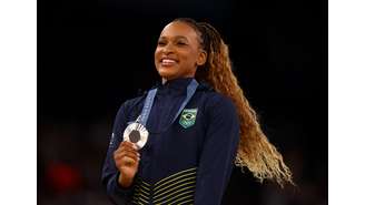 Rebeca Andrade com a medalha de prata 