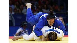 Mayra Aguiar em sua luta de estreia contra a italiana Alice Bellandi