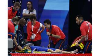 Tamara Potocka recebe auxílio médico após desmaiar