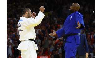 Teddy Riner, da França, e Guram Tushishvili, da Geórgia, após disputa no judô na Olimpíada de Paris