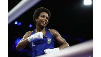 A brasileira Jucielen Cerqueira Romeu comemora após vencer luta contra Alyssa Mendoza, dos Estados Unidos.