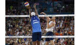 Evandro e Arthur seguem invictos nos Jogos Olímpicos de Paris