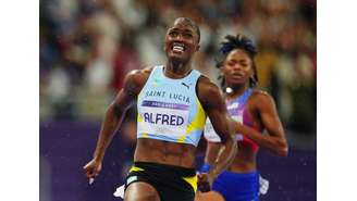 Julien Alfred após conquistar a medalha de ouro nos 100 metros rasos feminino na Olimpíada