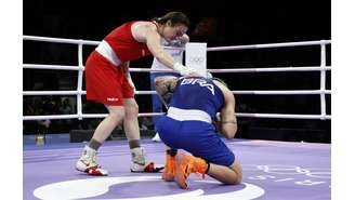 Kellie Harrington ao lado de Bia Ferreira, após derrotar a brasileira