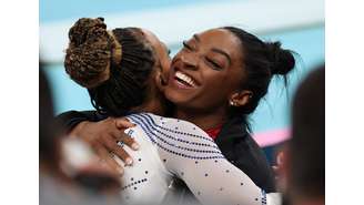 Rebeca Andrade abraça Simone Biles após se apresentar na final da ginástica na Olimpíada de Paris