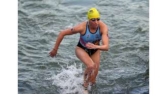 Após nadar no rio Sena, nadadora Claire Michel passa mal e abandona Olimpíadas 