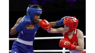 Jucielen Cerqueira Romeu, do Brasil, em ação contra a turca Esra Yildiz Kahraman em busca de vaga na semifinal