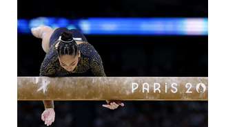 Julia Soares executando seu movimento de entrada na trave